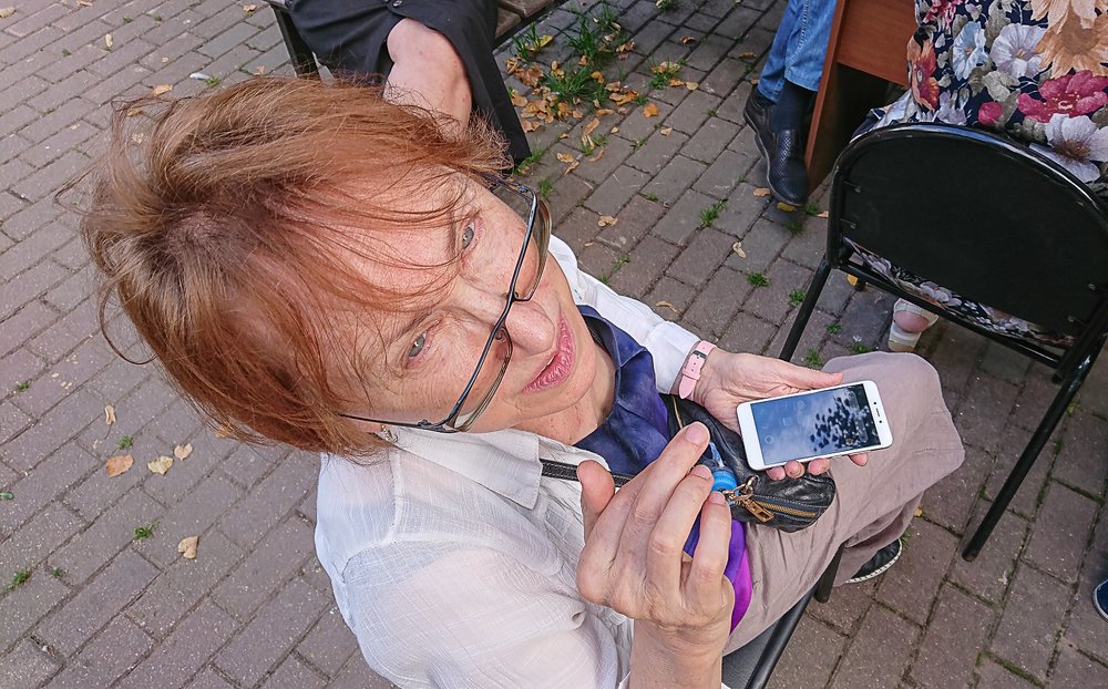 Напомни, объём встроенной памяти - где искать?