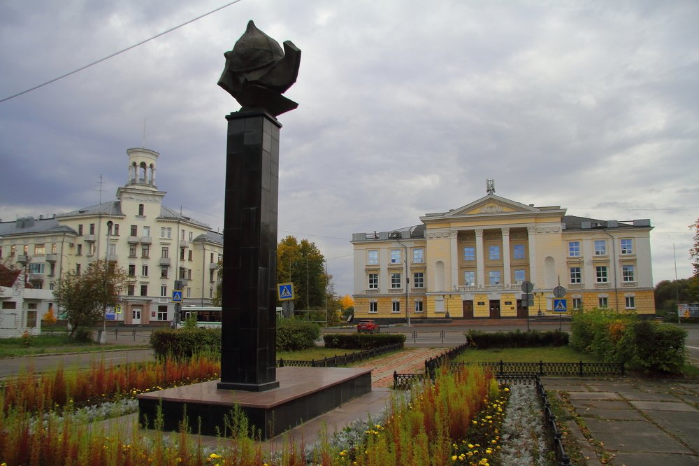 Дом Культуры им. ОСТРОВСКОГО Н. и  памятник.