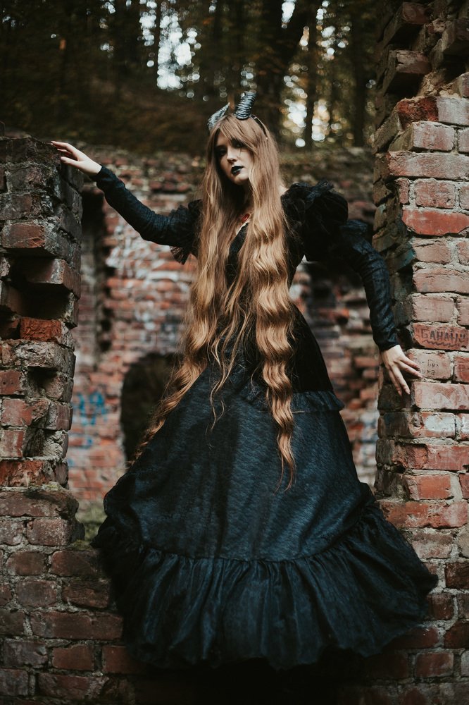 Виктория и кирпичная стена