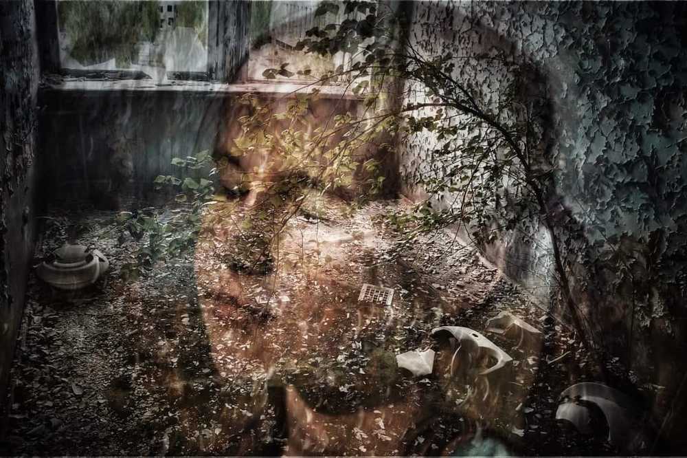 С широко закрытими глазами