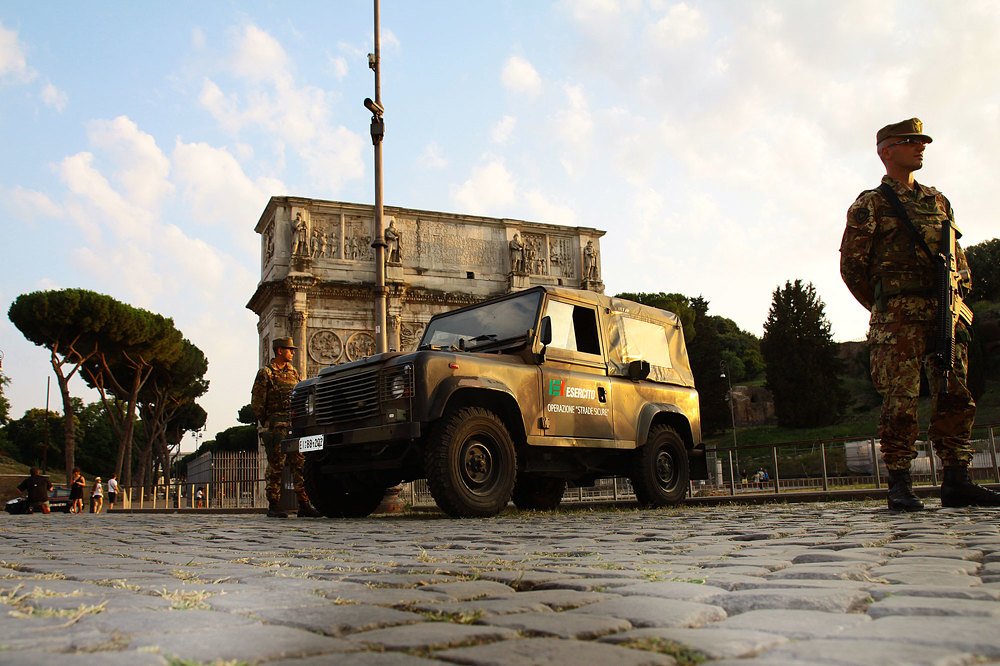 La guardia moderna dell'antico arco