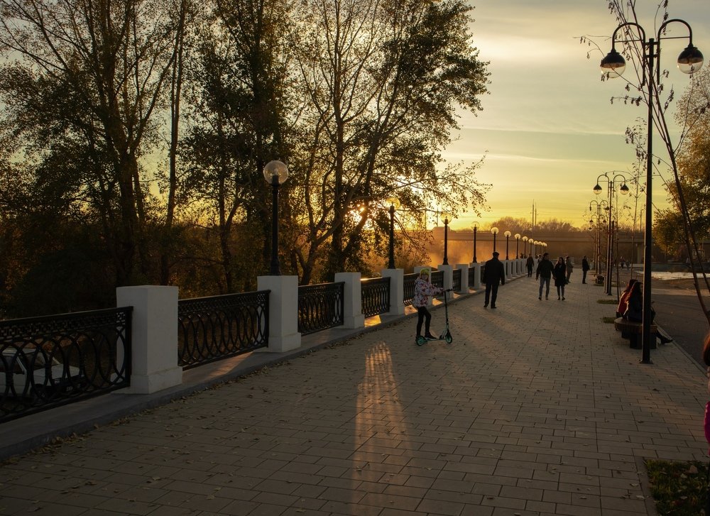 Осенний вечер. Город Оренбург. Набережная реки Урал