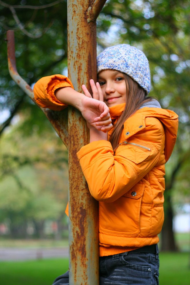 Девчонка - осенний сорванец