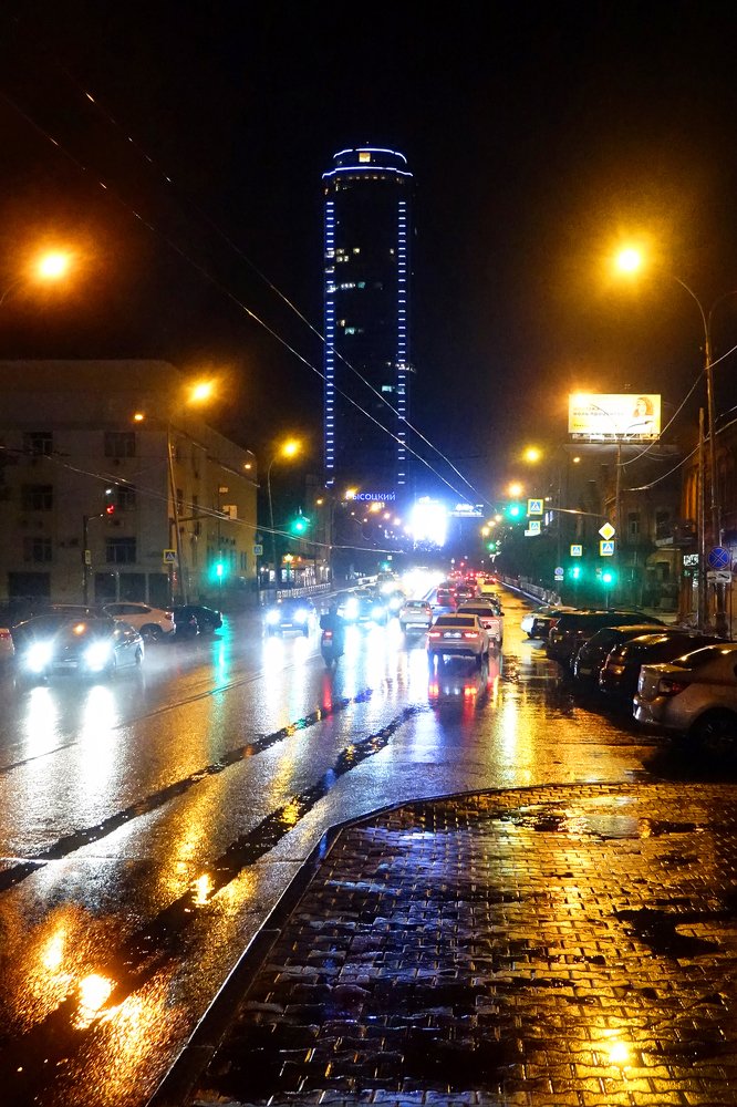 В зеркале ночного дождя…