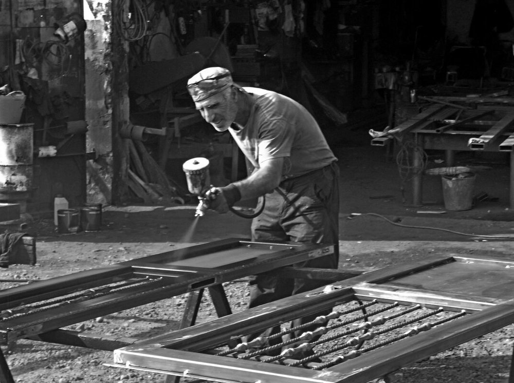 Покраска железных дверей