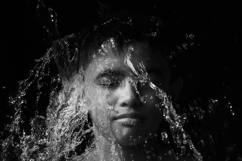 splash water on his head