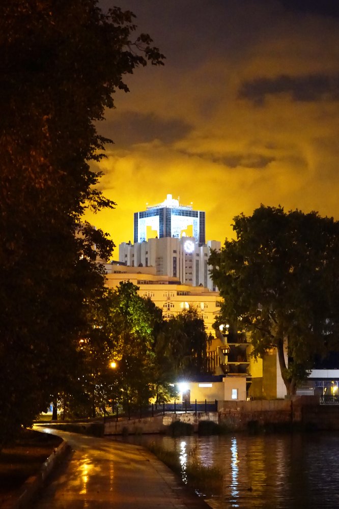 В жёлтом облаке ночи…