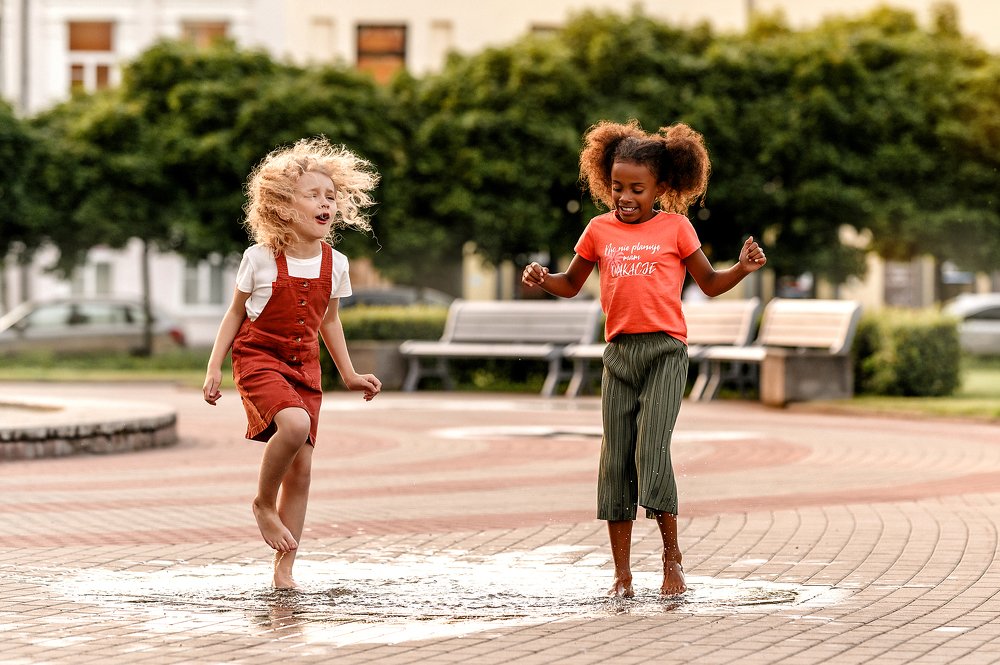 Пусть бегут неуклюже две девчонки по лужам