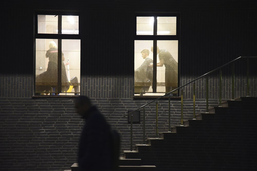 В сумерках.