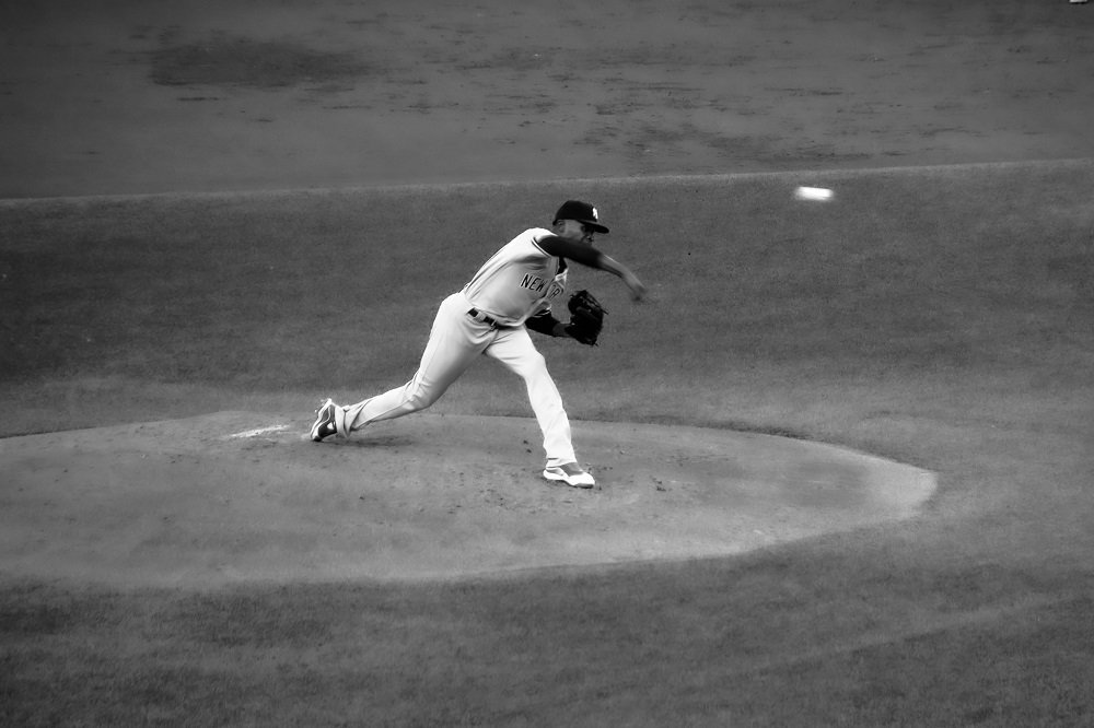 Yankees player throws a pitch