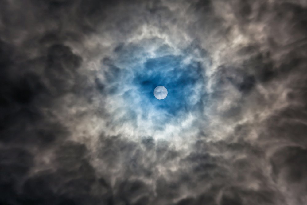 Надкушена луна и тонет в бездне Бытия