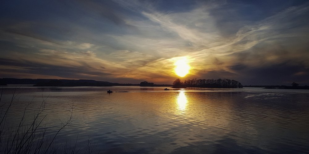 Широка река Волга...