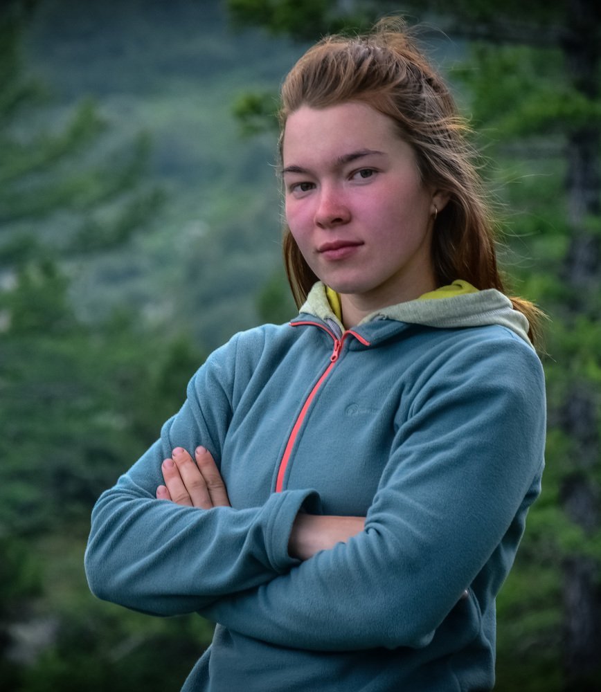 Девушка  в лесу