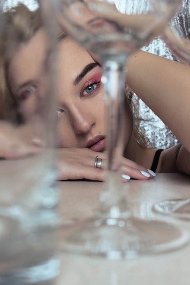 Девушка с бокалами