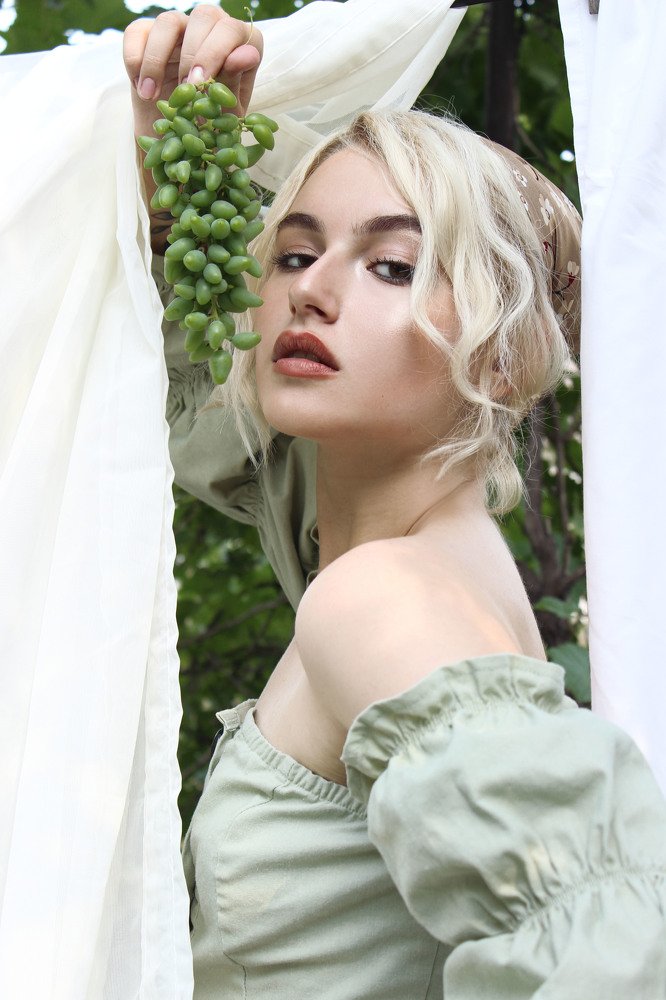 Девушка с виноградом
