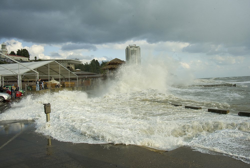 Набережная в городе Сочи в окончании шторма