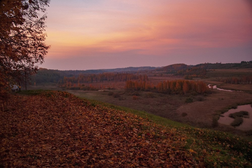 Закат над осенним Изборском