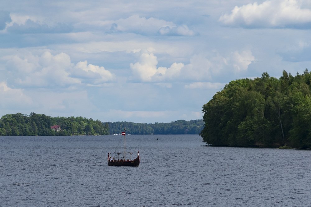 Плывёт,плывёт корабль...