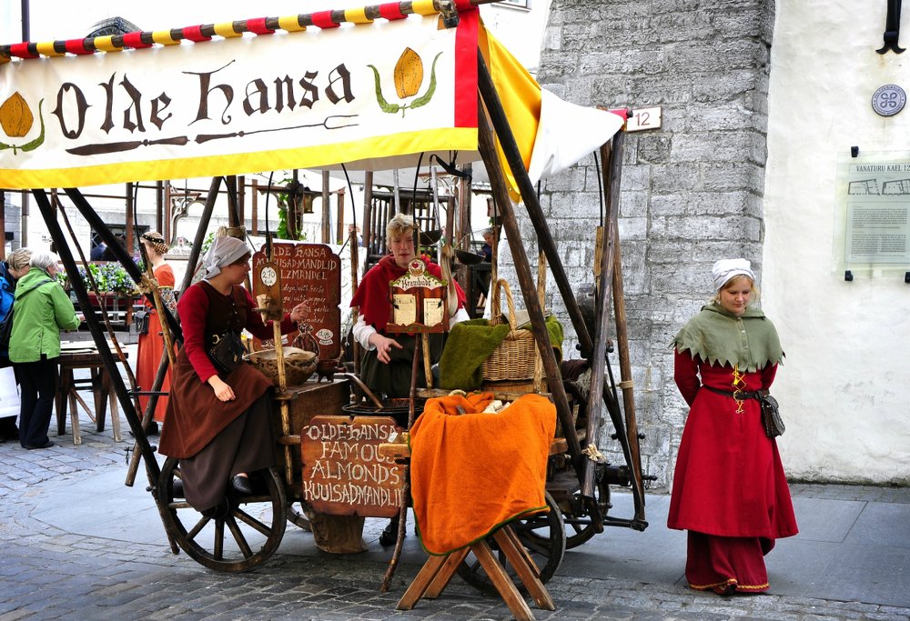 На улице в Старом городе Таллина
