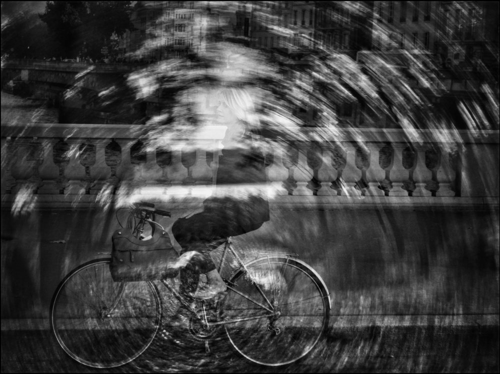 Девушка и велосипед.