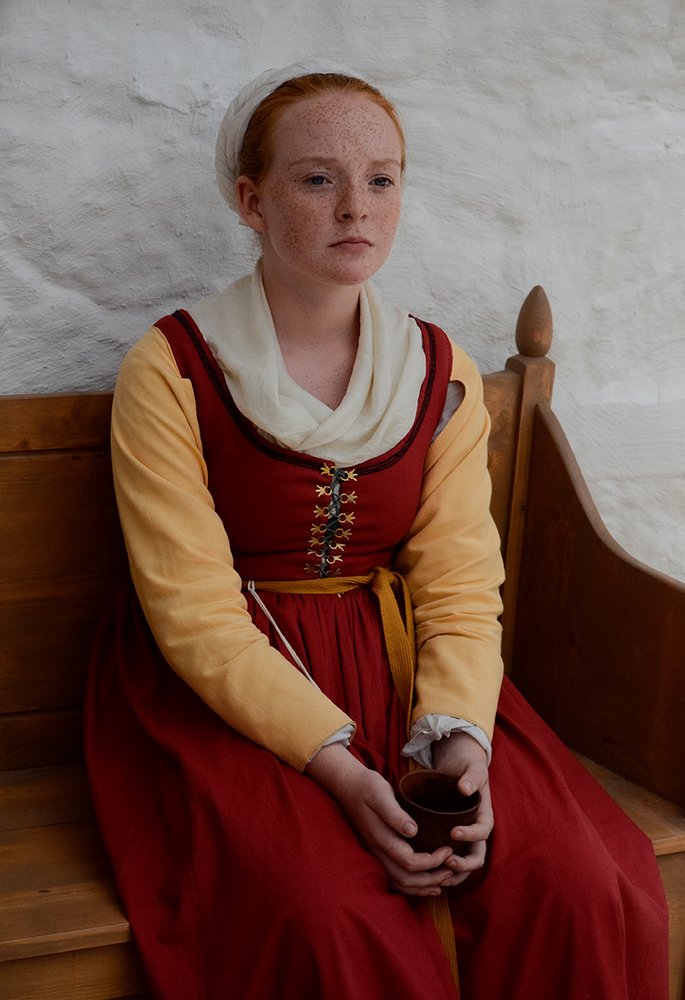 Девушка в красном сарафане