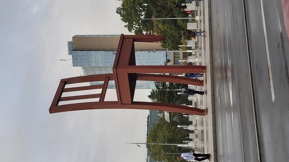 Сломанный стул