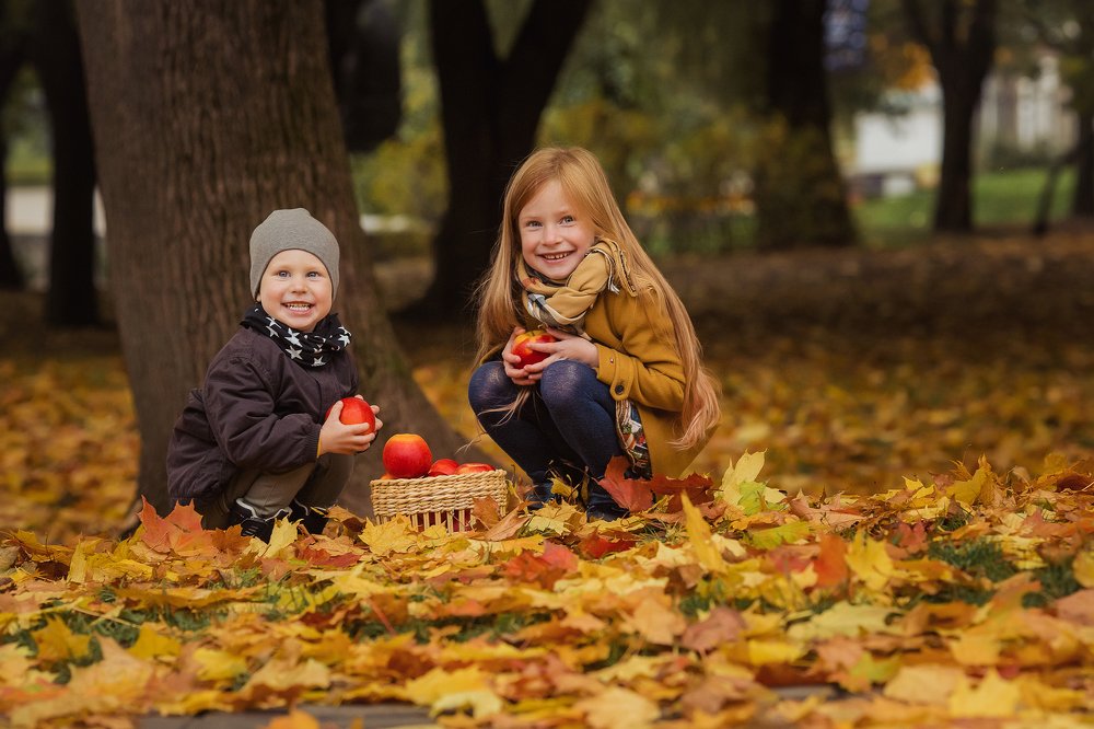 Дети с яблоками
