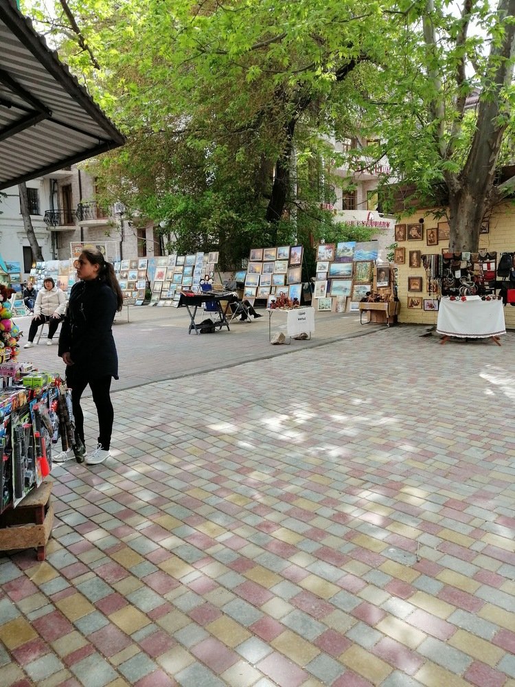 Уличный вернисаж