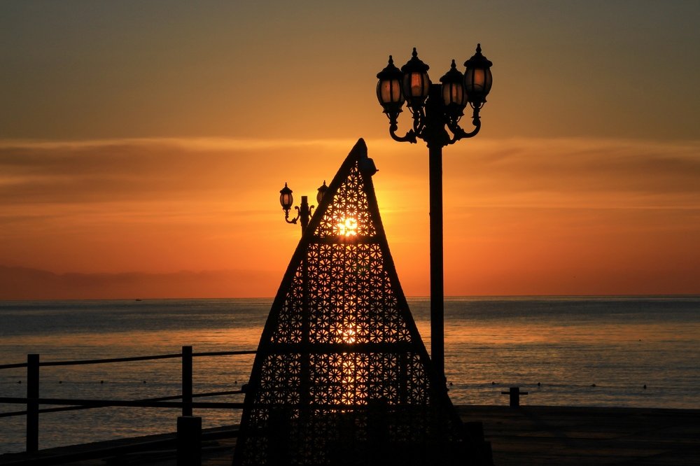 \"В каждом человеке — солнце. Только дайте ему светить.“ - Сократ.