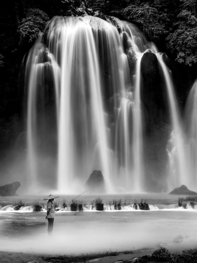 Ban Gioc waterfall fisherman