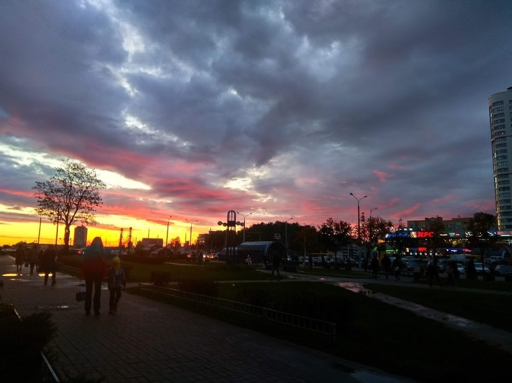 На закате дня. Тучи в лучах солнца.