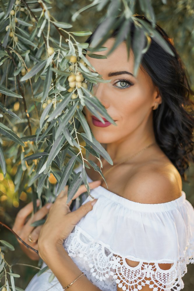 девушка и оливки