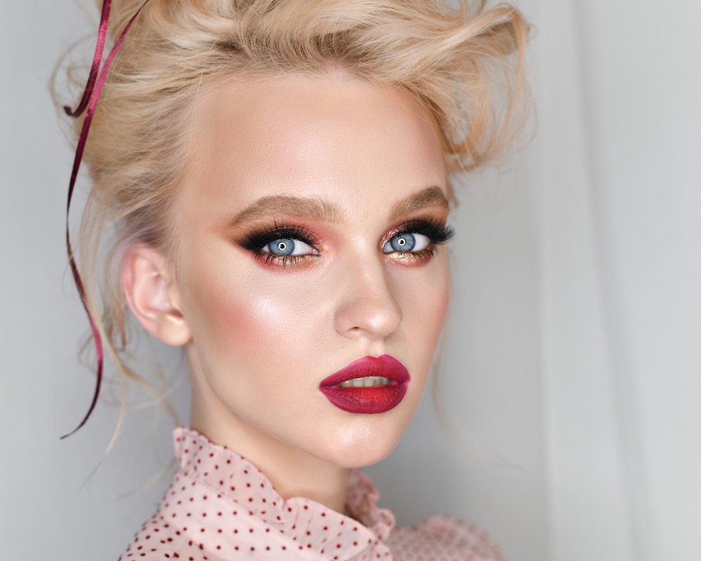 ...и тонкая лента в её волосах