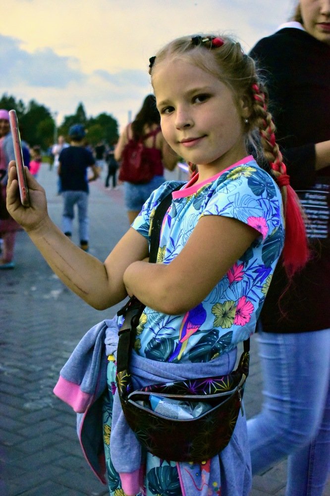 У фонтана.
