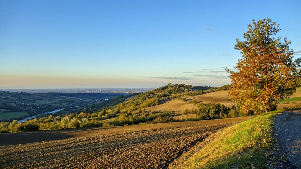 La valle del fiume Trebbia verso la pianura Padana.