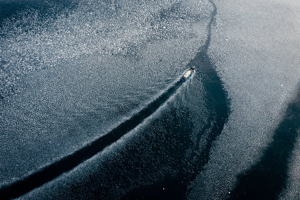 На белом покрывале января!