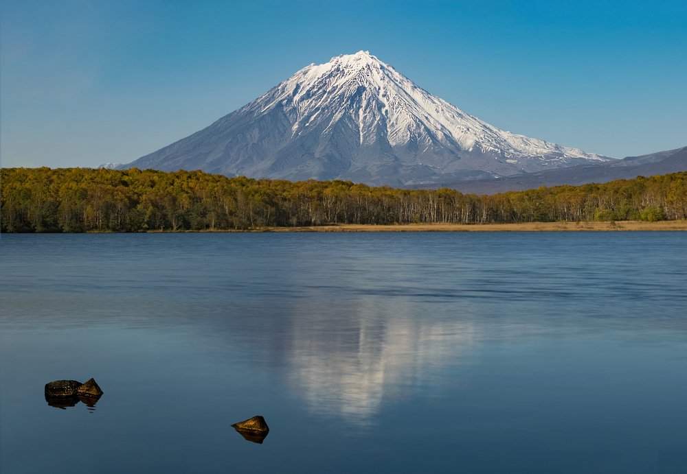 Озеро с видом на вулкан