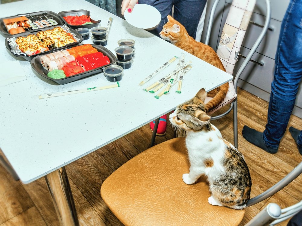 У стола, вечером..