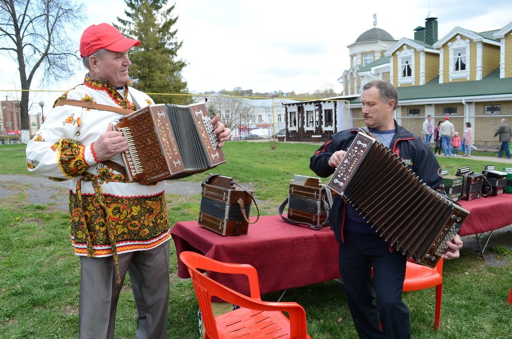 play the accordion
