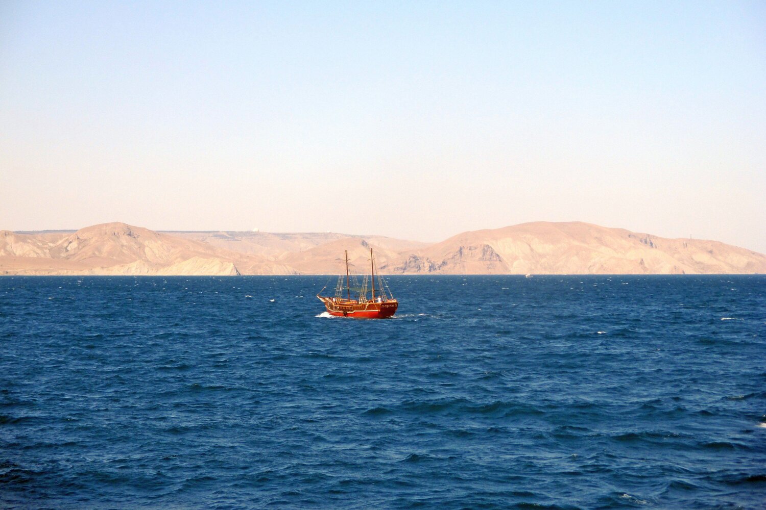 В море