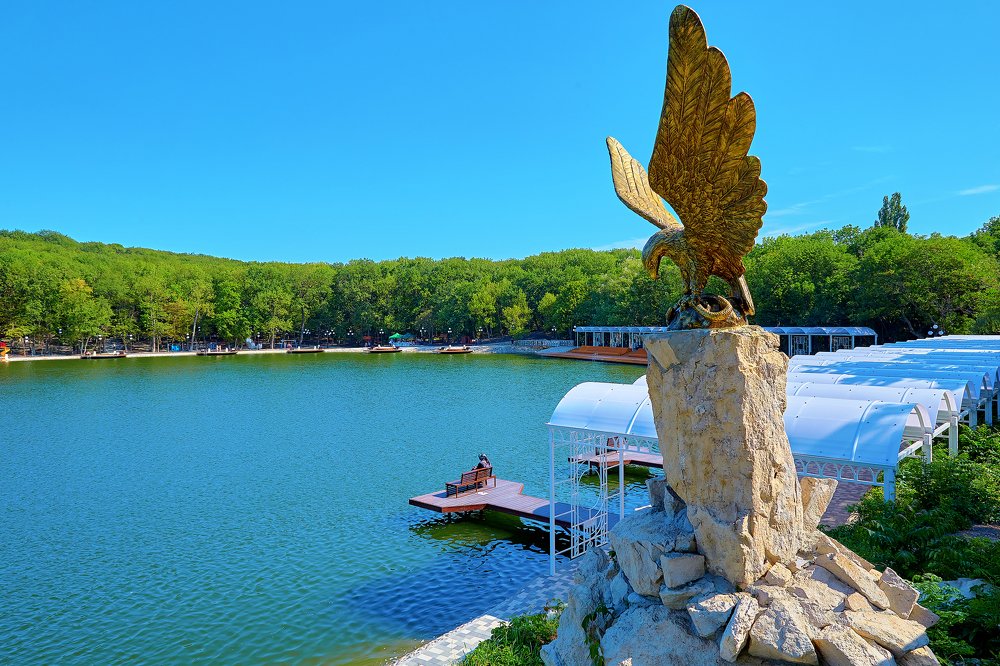 Железноводск. Парковое озеро. Скульптура орла