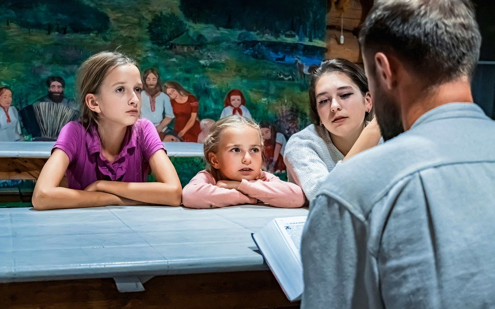 Папа Википедия и с ним Facebook