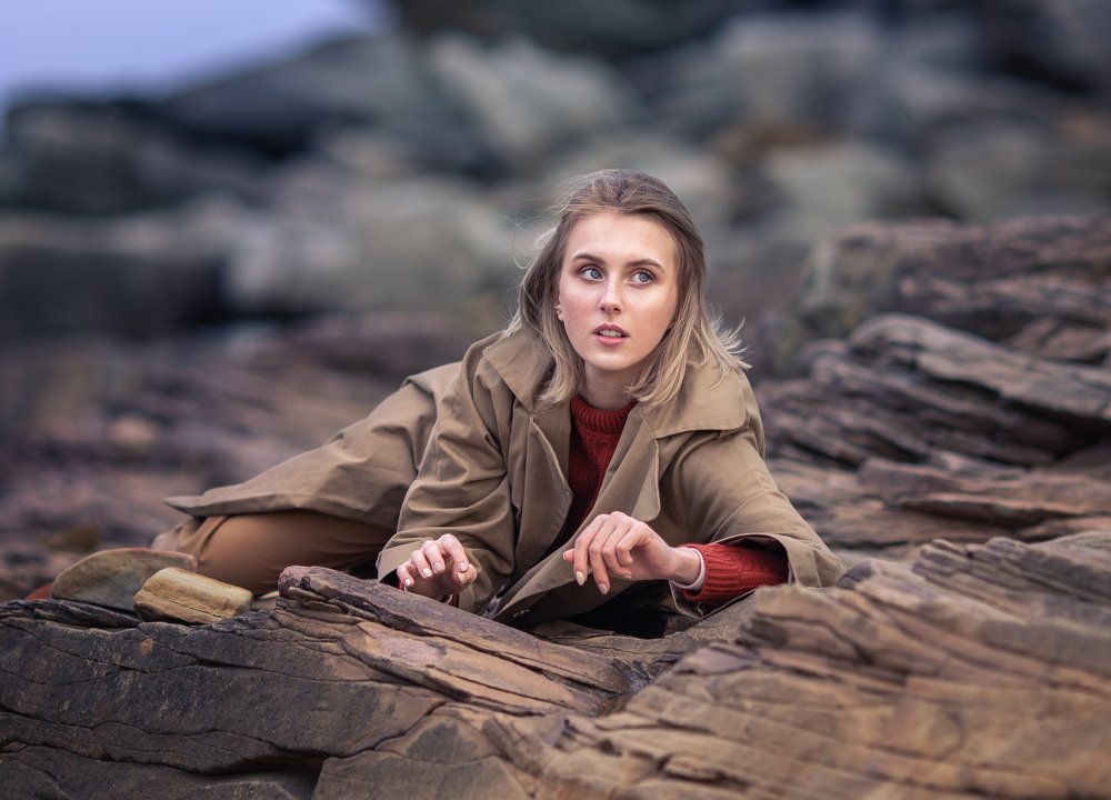 девушка на камне