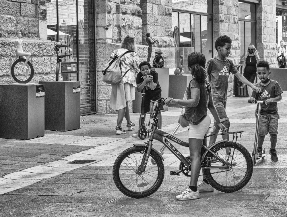 Дети и велосипеды.