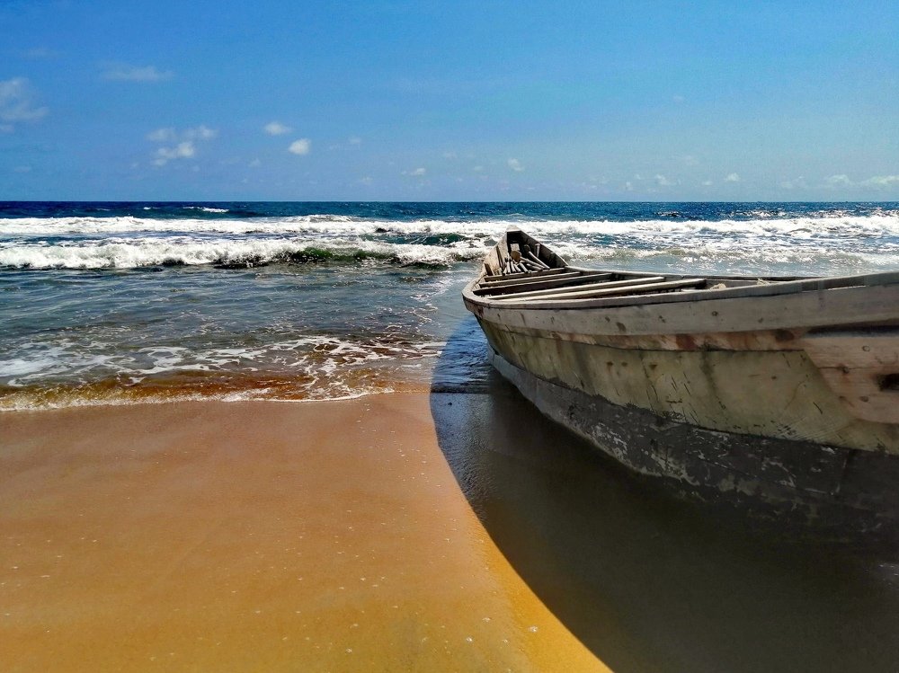 Океан и лодка