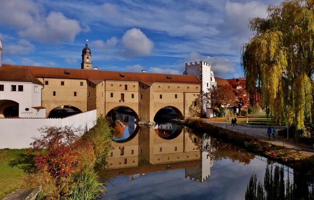 Уличная  жизнь  в  ярких красках