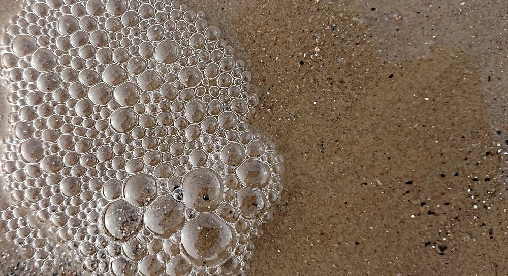 Морская пена на песке Балтийского моря