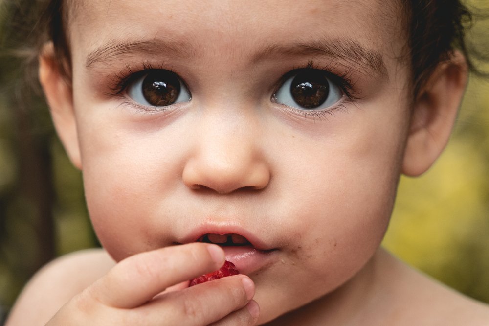 Ребенок с малиной