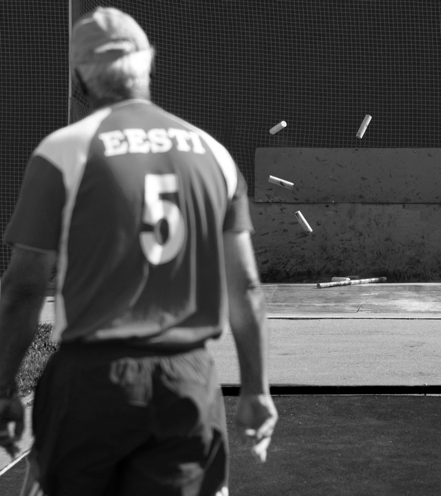 Городошный спорт. Удачный бросок.