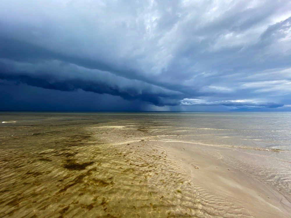 Рижский залив перед грозой